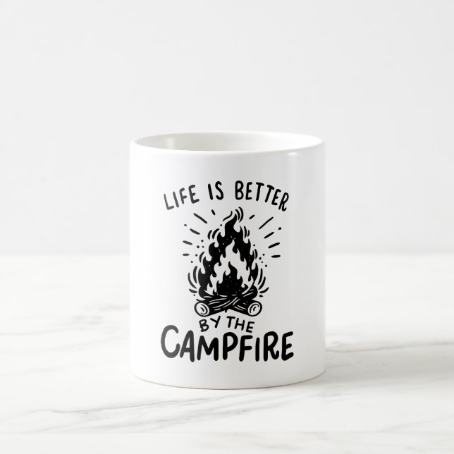 Das Leben wird besser durch das Lagerfeuer Kaffeetasse (Mittel)