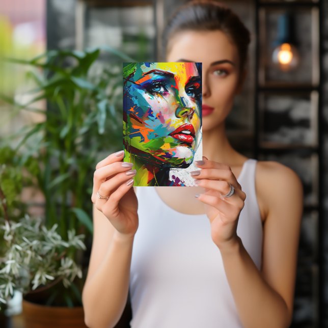 Das lebendige Marketing der Frau mit Postkarten (Von Creator hochgeladen)
