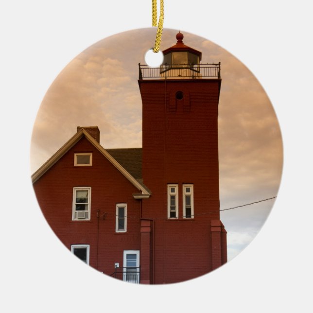 Das Leuchtturm der beiden Häfen mit Blick auf die  Keramikornament (Vorne)