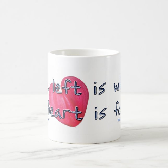 Das links ist, wo das Herz ist Kaffeetasse (Mittel)