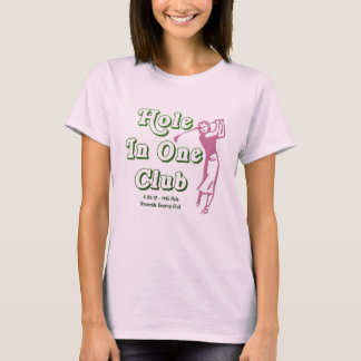 Das Loch der Frau in einem prahlenden Rechte T-Shirt