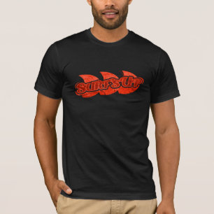 Das Logo "Surf's Up" ist in Rottönen auf schwarze T-Shirt