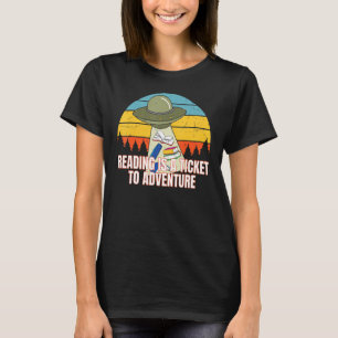 Das lustige Lesen eines Buches ist ein Ticket zum T-Shirt