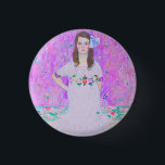 Das Mäda Primavesi-Gemälde von Gustav Klimt Button<br><div class="desc">Der Mäda Primavesi-Malknopf von Gustav Klimt .</div>