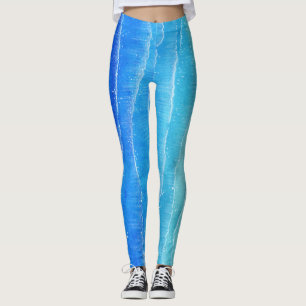 Das Meer und der Strand sind in Aquarellen gehalte Leggings