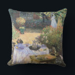Das Mittagessen Claude Monet Fine Art Kissen Für Draußen<br><div class="desc">Das Luncheon ist ein landschaftliches Gemälde des französischen Künstlers Claude Monet aus dem Jahr 1873,  in dem ein Garten-Esstisch-Set für ein Mittagessen mit Frauen im Hintergrund und ein Kind im Vordergrund gezeigt wird.</div>