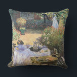 Das Mittagessen Claude Monet Fine Art Kissen Für Draußen<br><div class="desc">Das Luncheon ist ein landschaftliches Gemälde des französischen Künstlers Claude Monet aus dem Jahr 1873,  in dem ein Garten-Esstisch-Set für ein Mittagessen mit Frauen im Hintergrund und ein Kind im Vordergrund gezeigt wird.</div>