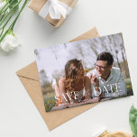 Das moderne Foto Script H Save the Date Einladung<br><div class="desc">Holen Sie Ihre Gäste in die Stimmung für Ihre Hochzeit mit Ihrer modernen & chischen The Script H Modern Foto & Kalligraphie Save the Date Einladung. Horizontal / Landschaft in Orientierung.</div>