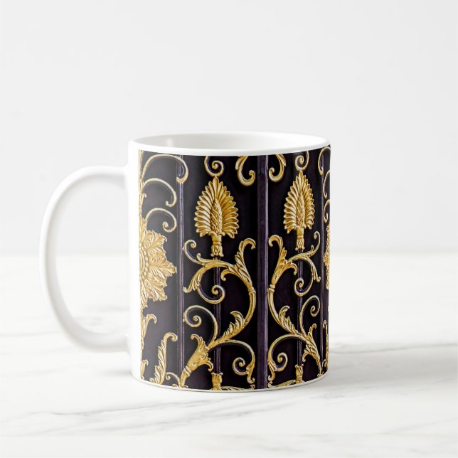 Das Muster an der metallischen Gate Kaffeetasse (Links)