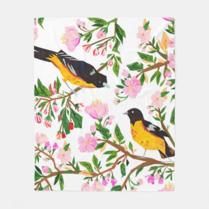 Das Muster zeigt Vögel und Blumen. Es ist erscha Fleecedecke