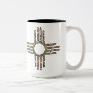 Das neue mexikanische Zia-Sun-Symbol Zweifarbige Tasse