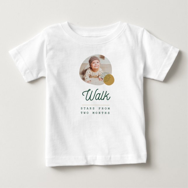 Das niedliche kleine Baby im Shirt (Vorderseite)