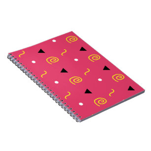 Das Notizbuch mit dem Blick in Rosa Notizblock