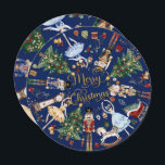 Das Nutcracker Ballet Vintag frohe Weihnachten<br><div class="desc">Verpassen Sie den Feiertag mit dieser bezaubernden Nutcracker Ballet Weihnachtskarte! Die wunderschöne, Vintage Illustration der Nutcracker Soldaten, des Mauernkönigs, der Zuckerhäuser, der Clara und eines festlichen Weihnachtsbaumes, der mit Geschenken und Dekorationen geschmückt ist, spiegelt den Zauber der Saison wieder. Die Vorderseite ist mit einem fröhlichen "Frohen Weihnachten"-Gruß ausgestattet, während die...</div>