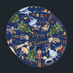 Das Nutcracker Ballet Vintag frohe Weihnachten<br><div class="desc">Verpassen Sie den Feiertag mit dieser bezaubernden Nutcracker Ballet Weihnachtskarte! Die wunderschöne, Vintage Illustration der Nutcracker Soldaten, des Mauernkönigs, der Zuckerhäuser, der Clara und eines festlichen Weihnachtsbaumes, der mit Geschenken und Dekorationen geschmückt ist, spiegelt den Zauber der Saison wieder. Die Vorderseite ist mit einem fröhlichen "Frohen Weihnachten"-Gruß ausgestattet, während die...</div>