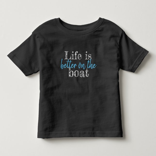 DAS NÜTZLICHE LEBEN IST BESSER AUF DEM SCHIFF KLEINKIND T-SHIRT (Vorderseite)