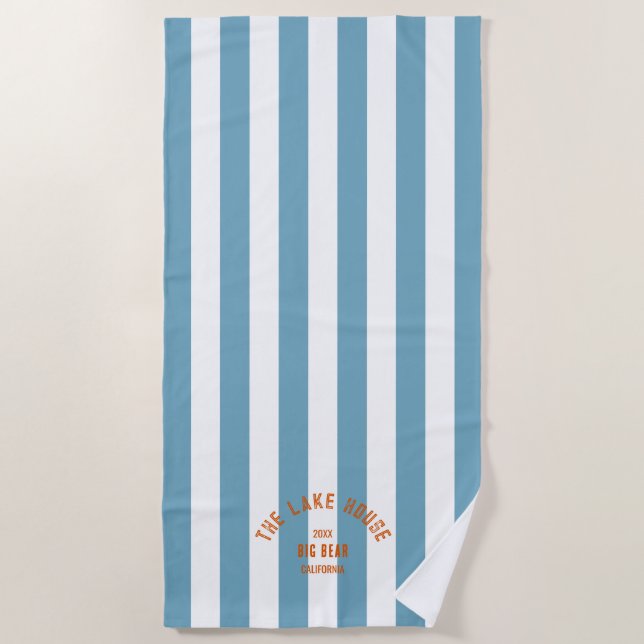 Das Orangefarbene Wappen Blue Nautical Strip Strandtuch (Vorderseite)