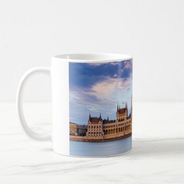 Das Parlamentsgebäude in Budapest an der Donau Kaf Kaffeetasse (Links)