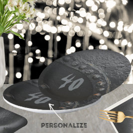 Das Party eines Mannes mit schwarzem Industriestan Pappteller