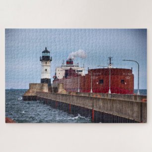 Das Paul-R.-Tregurtha-Schiff und Leuchtturm