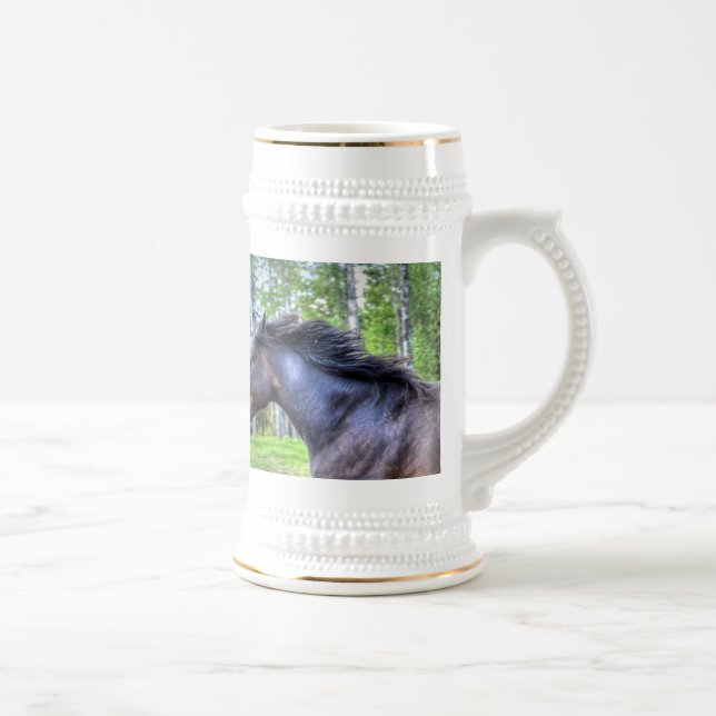 Das Percheron Pferd Foto läuft auf schwarzem Thoro Bierglas (Rechts)