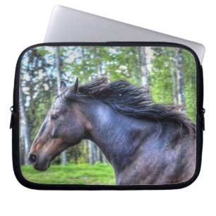 Das Percheron Pferd Foto läuft auf schwarzem Thoro Laptopschutzhülle