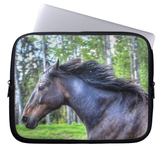Das Percheron Pferd Foto läuft auf schwarzem Thoro Laptopschutzhülle (Vorderseite)