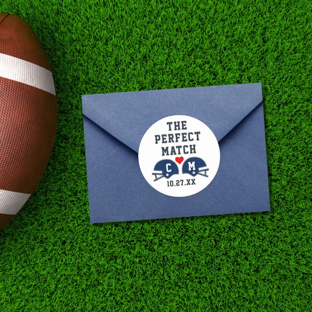 Das perfekte Match-Fußball-Hochzeitmonogramm Runder Aufkleber (Top view stadium romance football wedding monogram envelope seal sticker
)