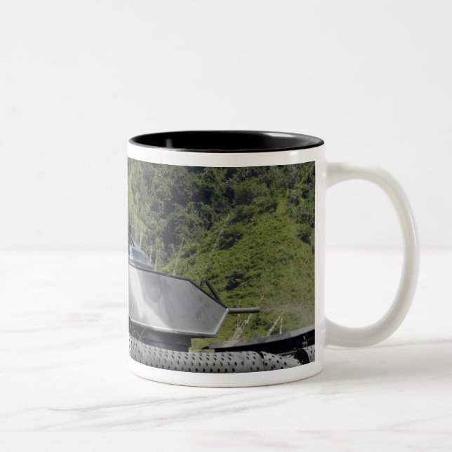 Das philippinische Team für die Anlandung der Mari Zweifarbige Tasse (Rechts)