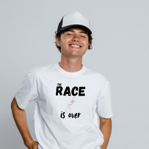 Das Rennen ist der Ove-Abschluss T-Shirt