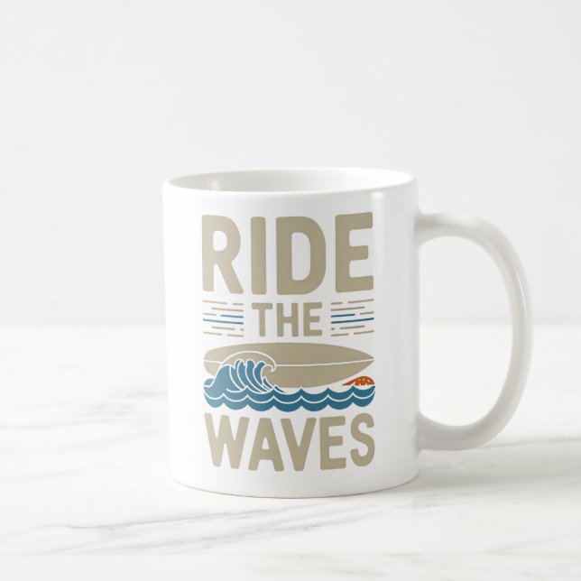 Das Retro-Surfboard-Design der Waves Kaffeetasse (Rechts)
