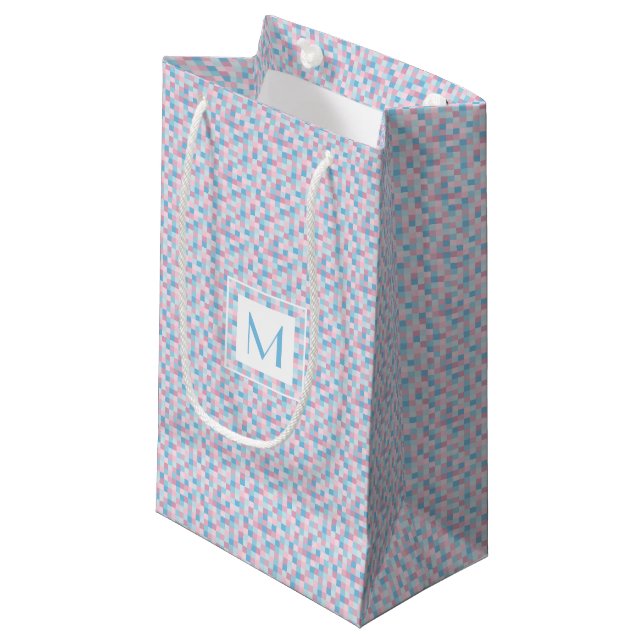 Das rosa Monogramm und das Blau quadriert kleine Kleine Geschenktüte (Vorderseite Schrägansicht)