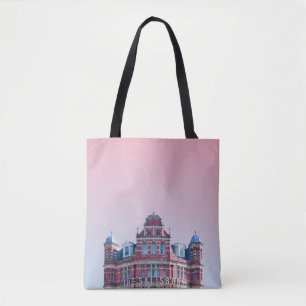 DAS SALISBURY-GEBÄUDE UNTER PINKSKIEN TASCHE