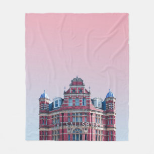 DAS SALISBURY-GEBÄUDE UNTER ROSA HIMMEL FLEECEDECKE