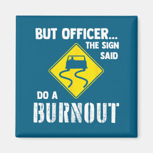 Das Schild des Polizisten sagte Burnout Magnet