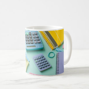 Das Schulbedarfsset enthält pastellfarbene Kaffeetasse