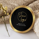 Das Schwarz-Gold-Logo - Modern markierte Corporate Runder Pappuntersetzer<br><div class="desc">Erstellen Sie mit diesen Black & Gold Business Logo Paper Untersetzer individuelle Untersetzer für Ihr Papier. Modernes Gold-Design in Schwarz und Imitat mit Ihrem Logo in der Mitte und individuellem Text. Eine großartige Möglichkeit, Ihr Unternehmen bei Ihrer nächsten Veranstaltung wie z.B. Open House, Messe oder sogar bei Meetings etc. zu...</div>