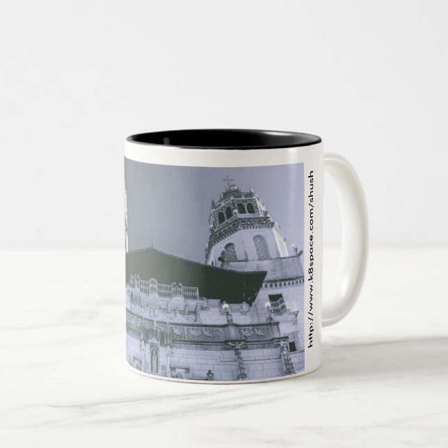 Das SHUSH Museum Zweifarbige Tasse (VorderseiteRechts)