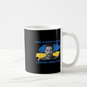 Das sieht ein echter Führer aus, als würde Zele un Kaffeetasse