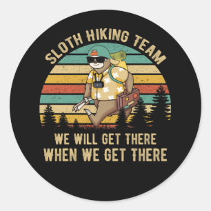 Das Sloth Wanderteam wir kommen dorthin. Runder Aufkleber