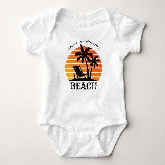 Das Sommerurlaubsleben am Strand ist immer besser Baby Strampler (Vorderseite)