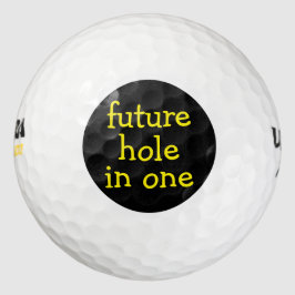 Das sonnige Loch in einem Golfplatz Golfball
