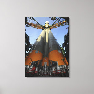 Das Soyuz TMA-13 Raumfahrzeug 2 Leinwanddruck