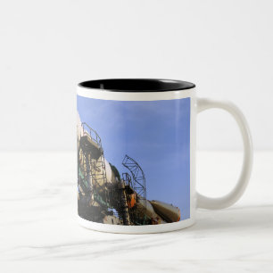 Das Soyuz TMA-13 Raumfahrzeug 3 Zweifarbige Tasse