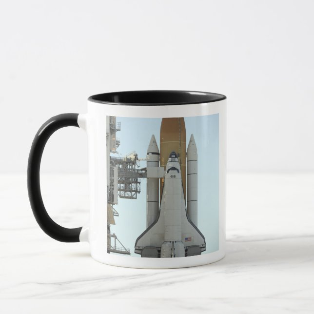 Das Space Shuttle Atlantis befindet sich auf dem L Tasse (Links)