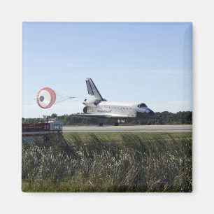 Das Space Shuttle Atlantis entfaltet seinen Drag R Magnet
