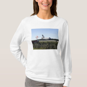 Das Space Shuttle Atlantis entfaltet seinen Drag R T-Shirt