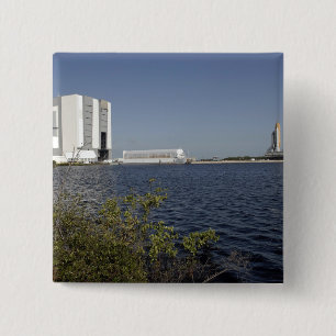 Das Space Shuttle Atlantis liegt über dem Becken. Button