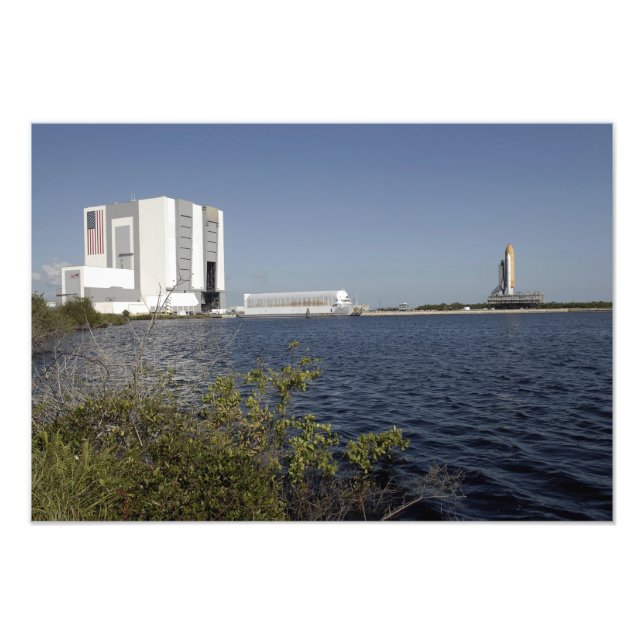 Das Space Shuttle Atlantis liegt über dem Becken. Fotodruck (Vorne)