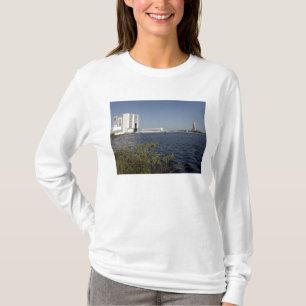 Das Space Shuttle Atlantis liegt über dem Becken. T-Shirt